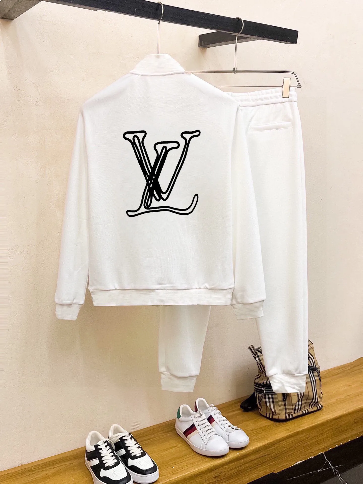 🅿️420 [LV Louis Vuitton] (Fat Man Gospel) hot-selling suit is coming. Focus on the original version of the official website. 2025 new hot-selling cardigan sweater suit. The original order is the best. 🇭🇰The meticulous work of top designers is dedicated to a fitting and perfect upper body effect. All-natural high-quality Roman cotton 100%, close-fitting comfort, noble and elegant! Original hardware embodies elegance and nobility! Counter size: M-5XL (maximum wear up to 220 pounds)